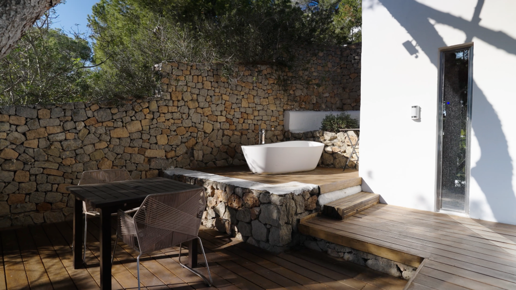 Outdoor bathtub at Casa Vella