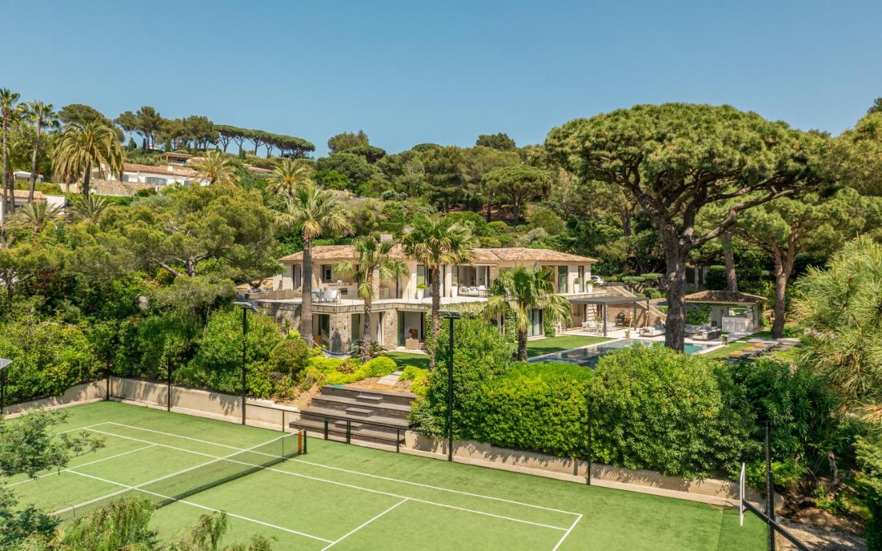 Private tennis court at La Tropézienne, a home with a private court for rent near Pampelonne, Saint-Tropez