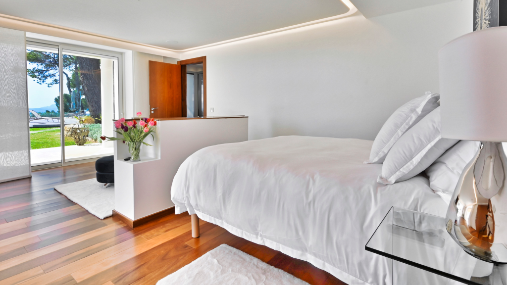 Maison Céleste bedroom with garden view