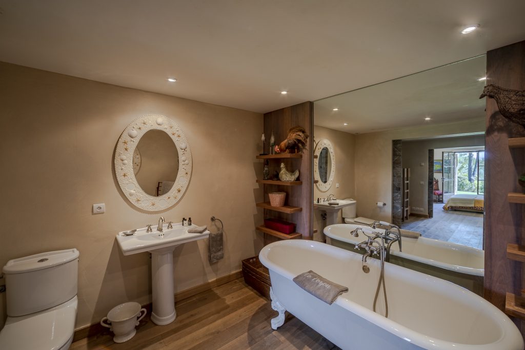 Bathroom with a bath at Le Domaine de Mougins