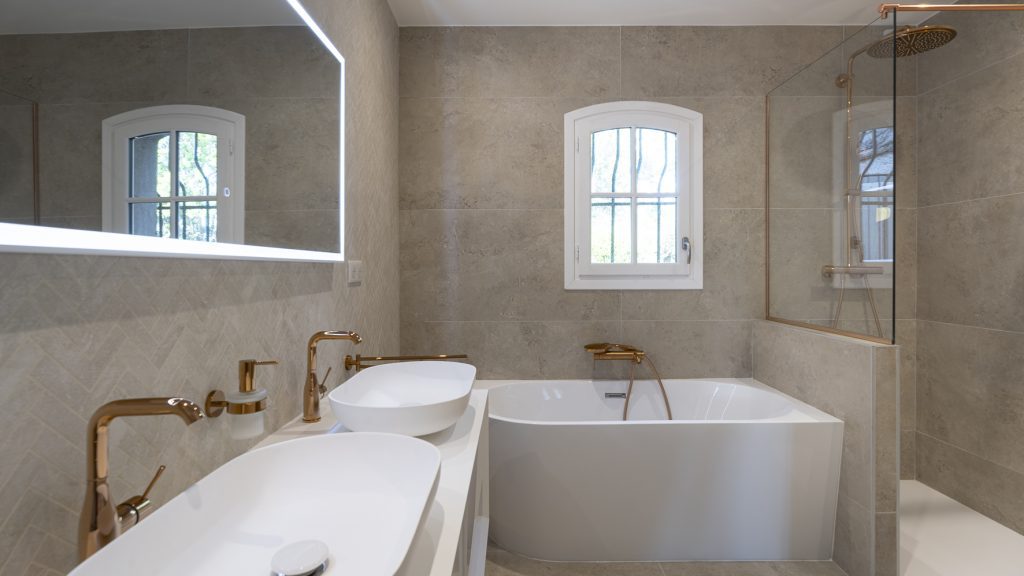 Bathroom with a freestanding bath at Tanneron Villa