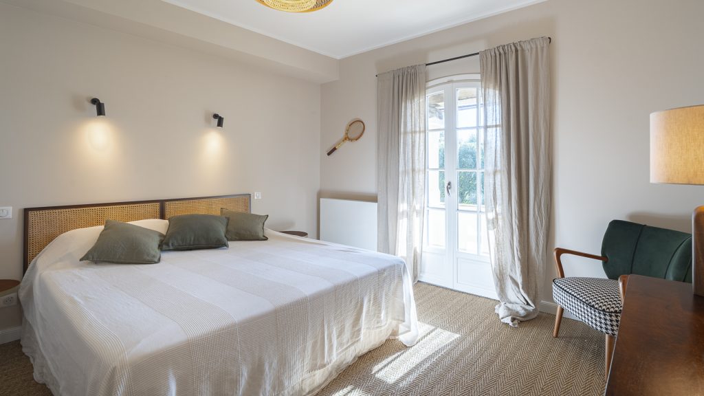 Bedroom with twin beds and garden light at Tanneron Villa