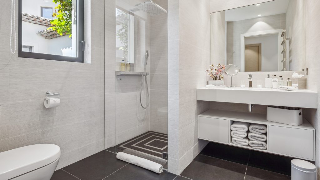 Villa Lumiere bathroom
