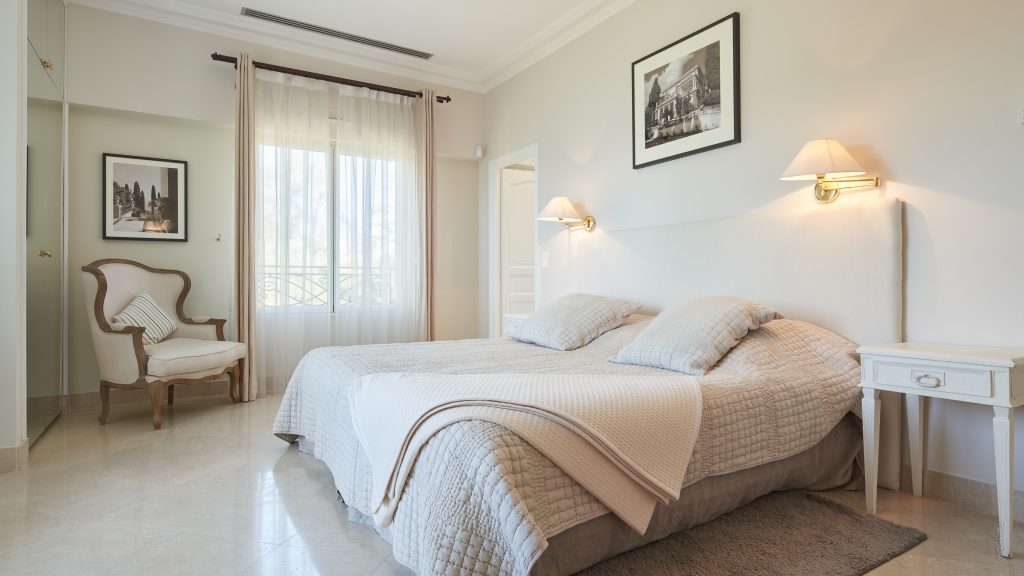 Bedroom with a double bed and bedside lamps at Villa Mareclaire