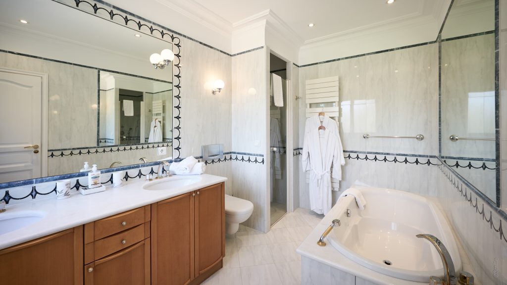 Bathroom with a double vanity and bath at Villa Mareclaire