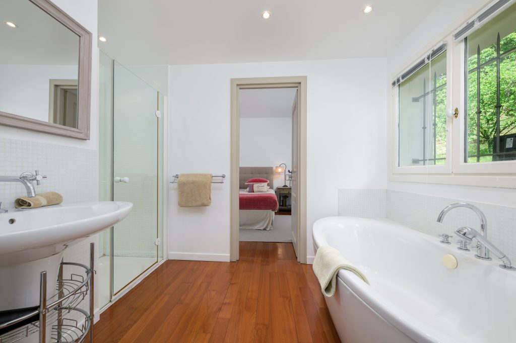 Bathroom with bath at Villa Le Vert