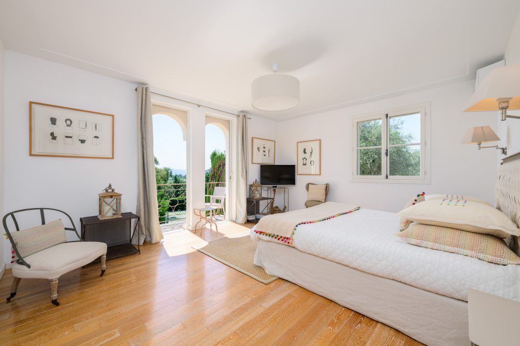 Bedroom with garden view at Villa Le Vert
