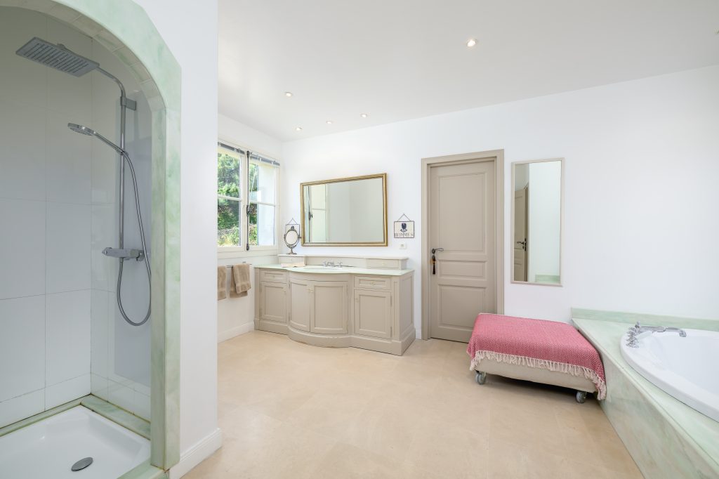 Bathroom with shower at Villa Le Vert