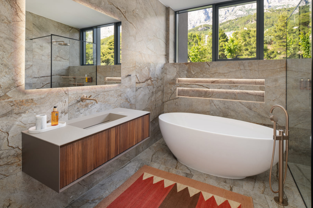 Villa Sapphire bathroom with freestanding tub