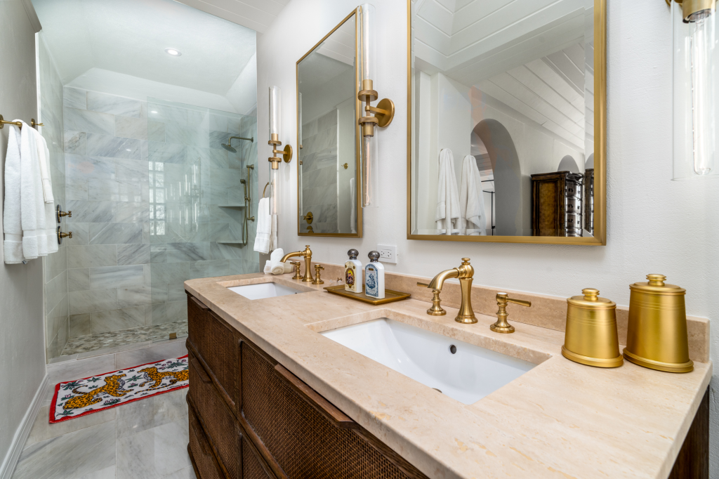 Bathroom with a marble shower and brass fittings at Bellevue Tennis Estate