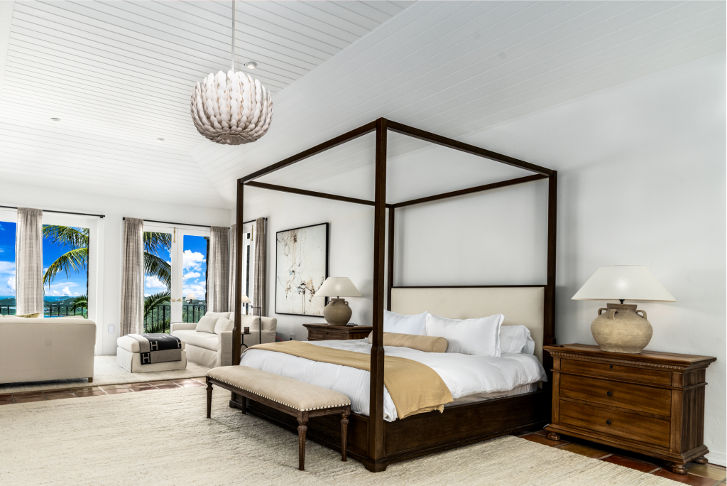 King bedroom with a canopy bed at Bellevue Tennis Estate