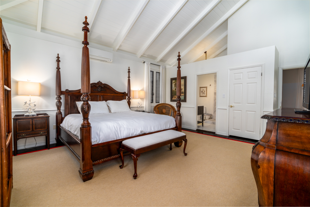 King bedroom with a four-poster bed at Bellevue Tennis Estate
