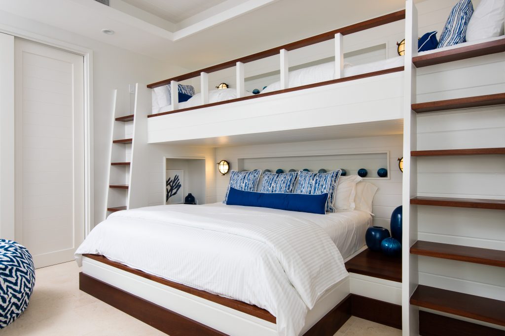 Bedroom with bunk beds at Hawksbill Tennis Estate