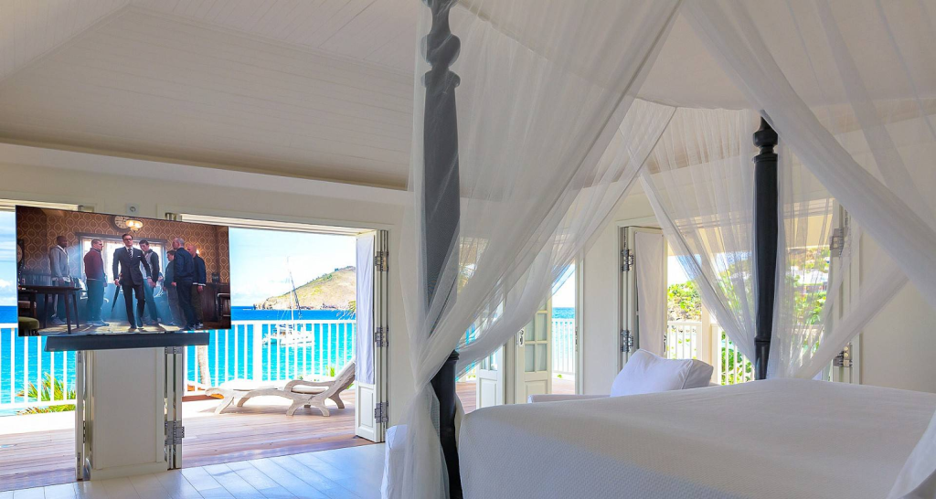 Four-poster bedroom with ocean view at Villa Ela