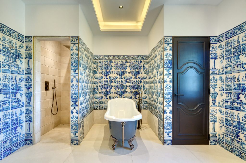 Bathroom with a freestanding bath at Le Domaine de Mougins