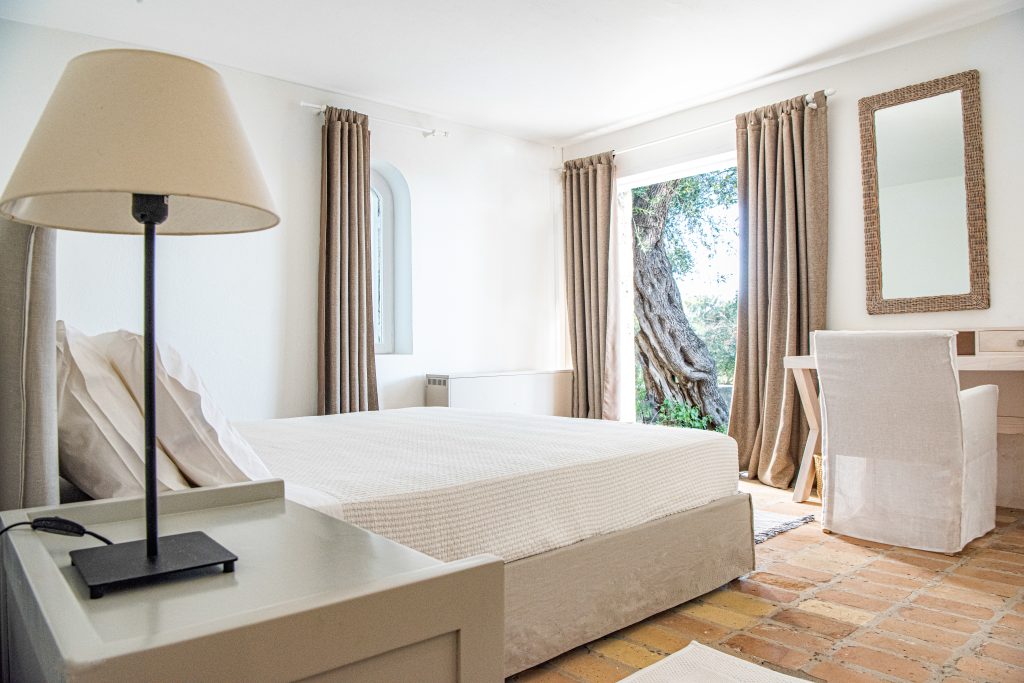 Bedroom with a king bed and sea light at Kastalia Estate