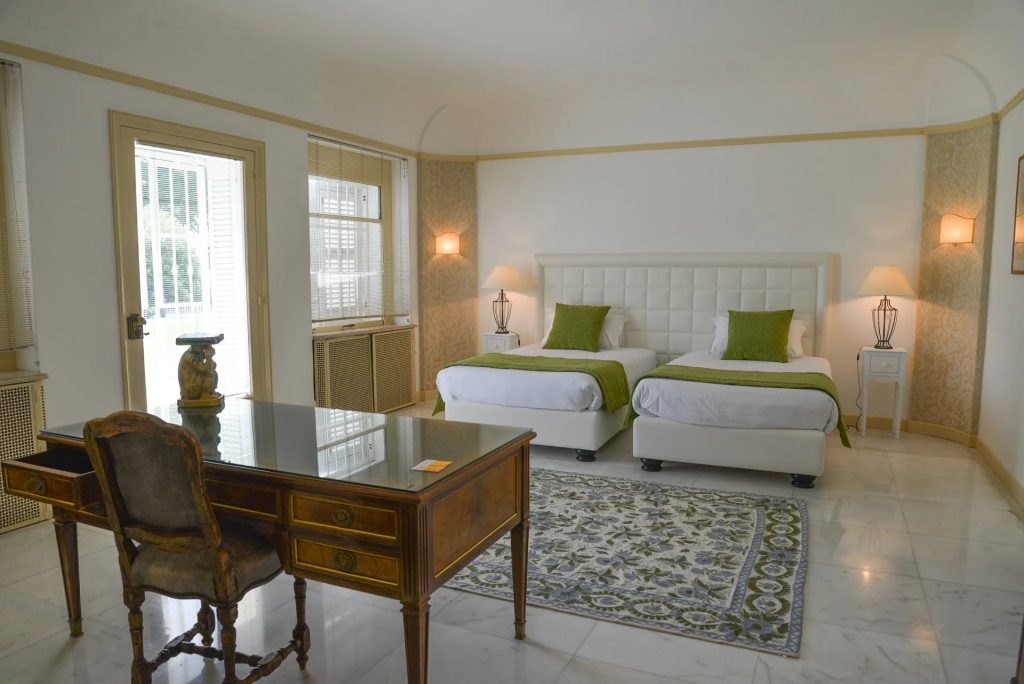 Twin bedroom with writing desk at Domaine de l’Epoque