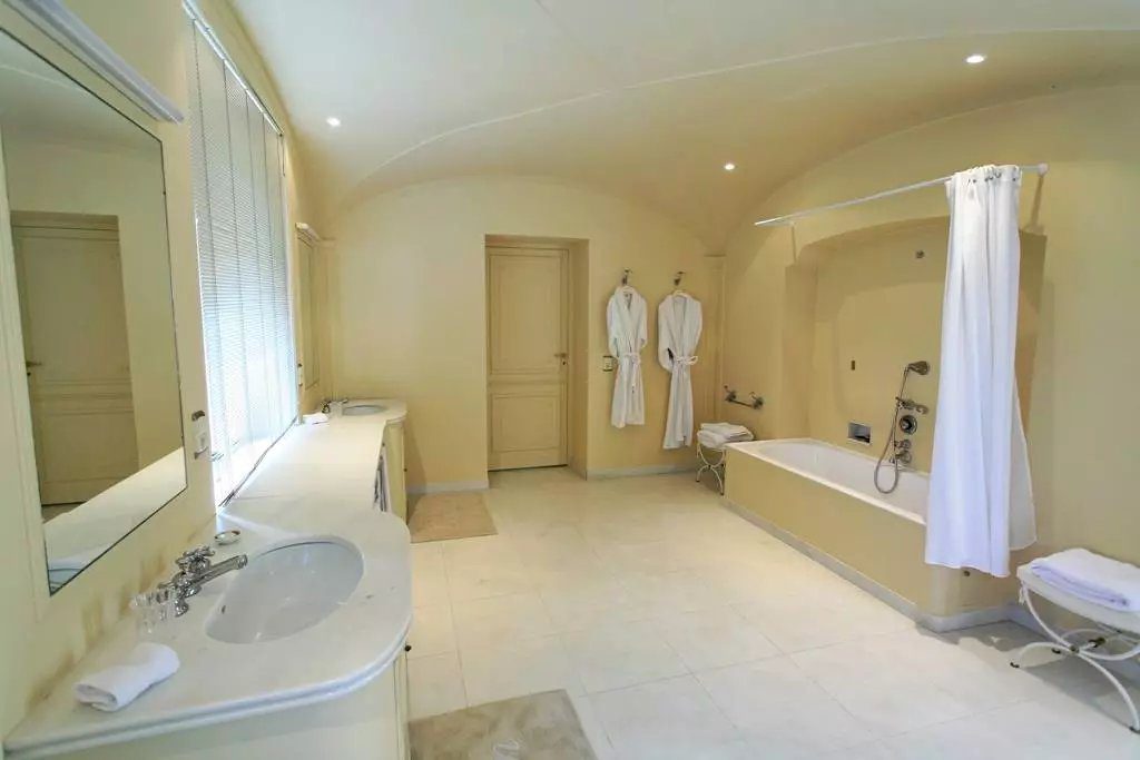 Bathroom with a bathtub and dressing area at Domaine de l’Epoque