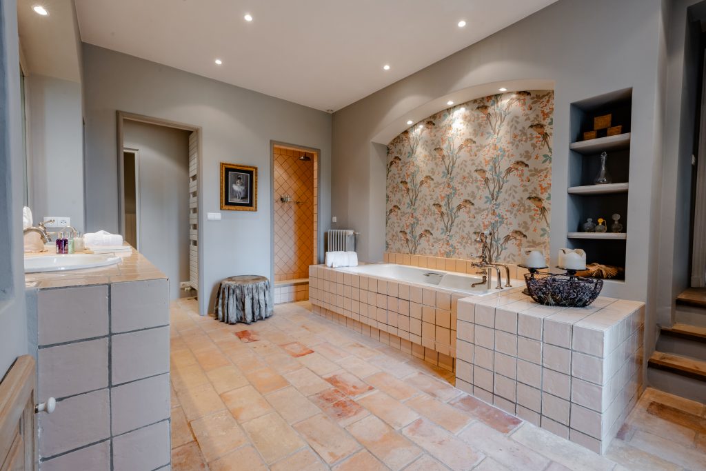Bathroom with a double vanity and soaking tub at Domaine du Levant
