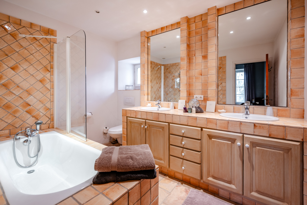 Bathroom with a freestanding tub and wood vanity at Domaine du Levant