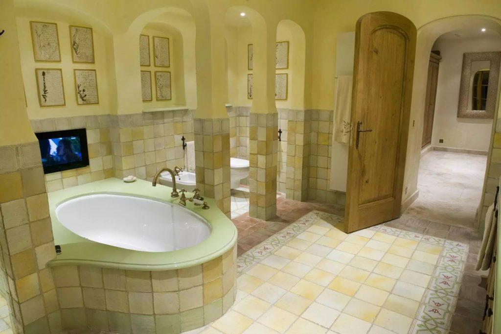 Bathroom with a deep bathtub at Fréjus Luxury Estate