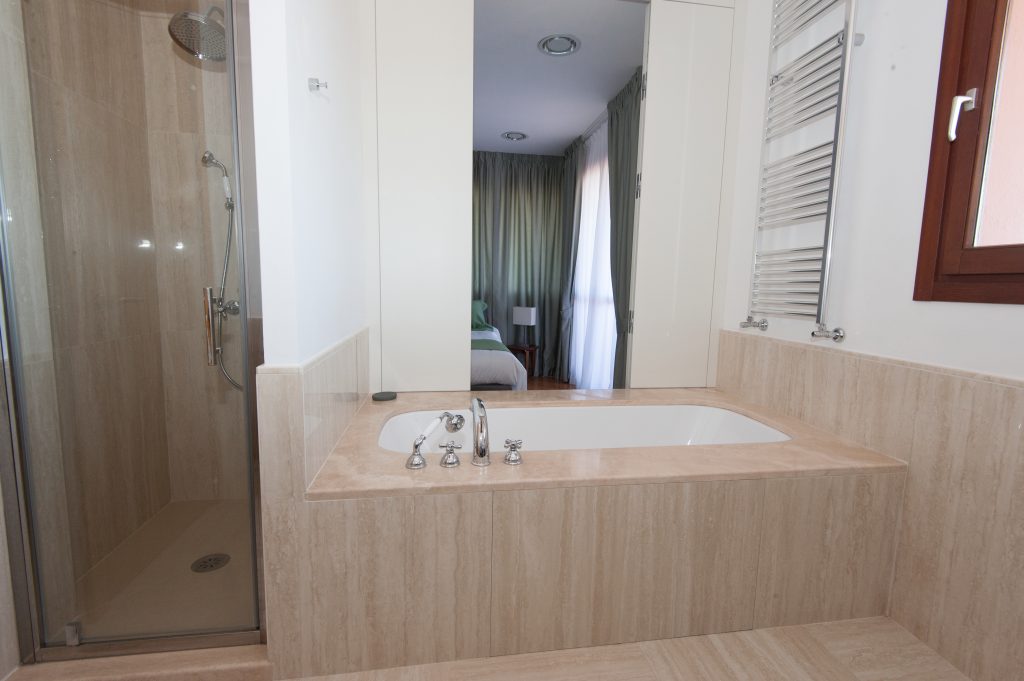 Bathroom with a soaking tub at La Sabina Tennis Estate