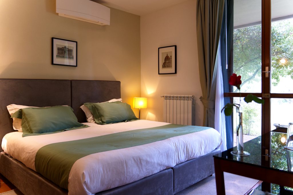 Bedroom with a king bed at La Sabina Tennis Estate