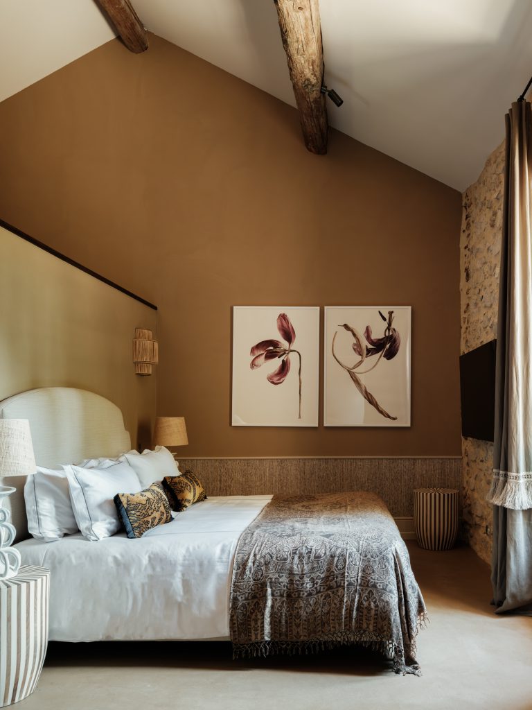 Bedroom with a garden-facing window at Mas des Oliviers