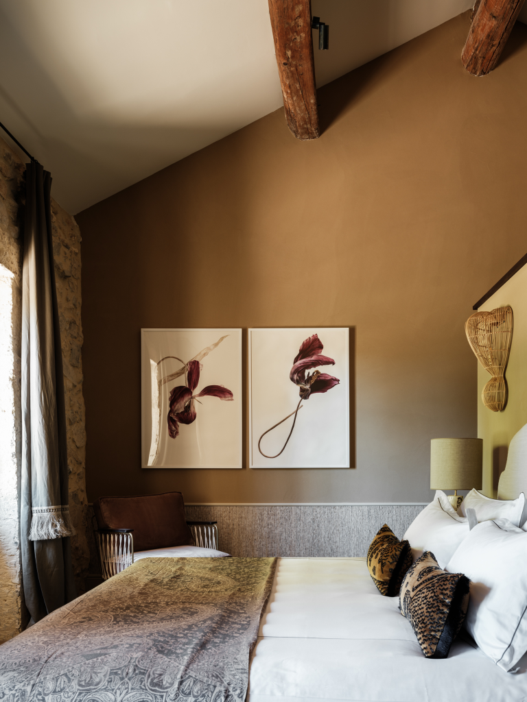Bedroom with a king bed at Mas des Oliviers