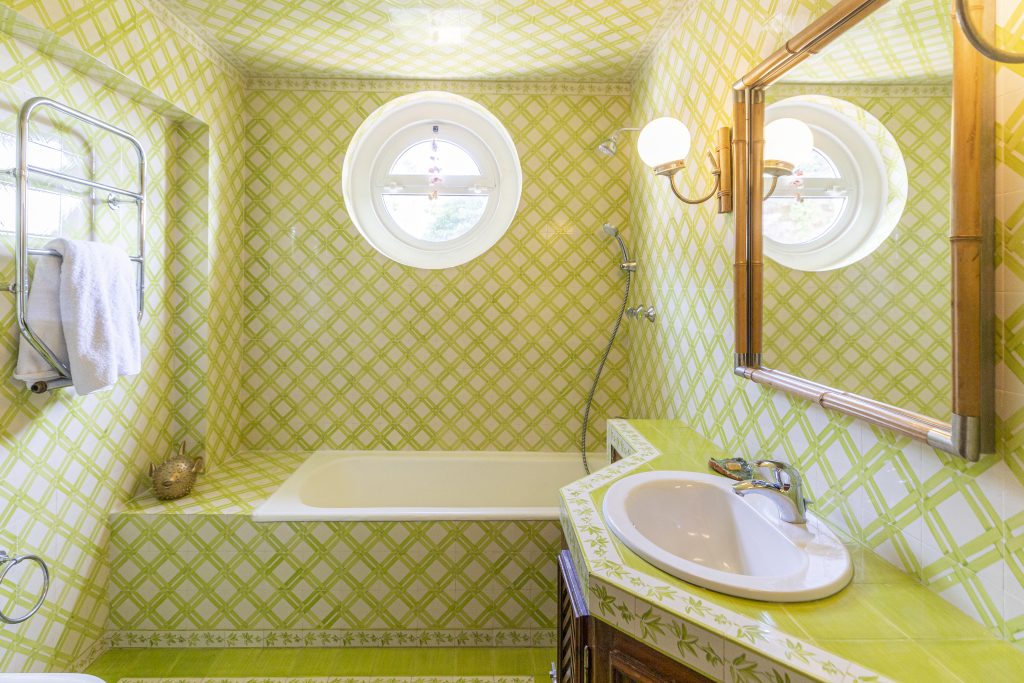 Quinta Paradiso bathroom with green tiles