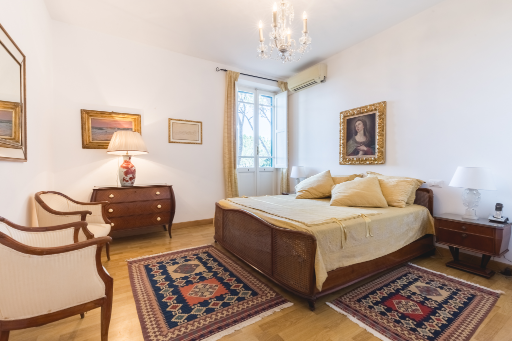 Bedroom with a double bed and Persian rugs at Tenuta 4 Pini