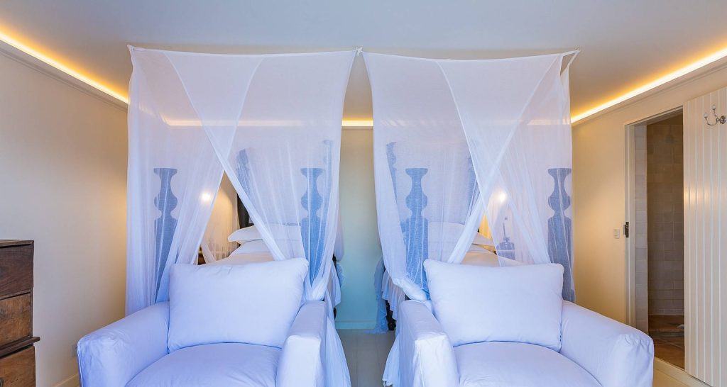 Bedroom with two four-poster twin beds at Villa Ela
