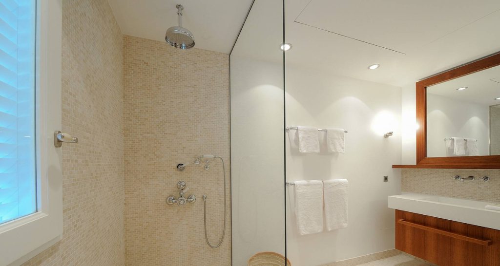 Bathroom with a walk-in shower at Villa Ela