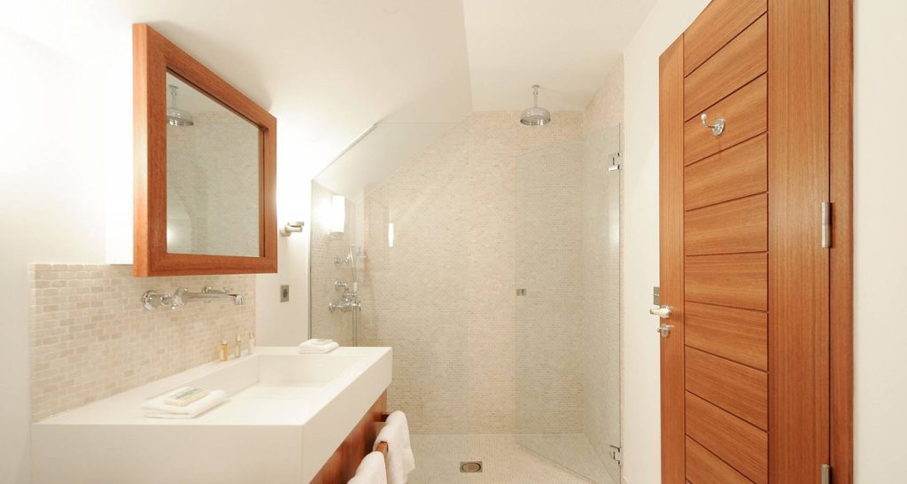 Bathroom with a wooden vanity at Villa Ela