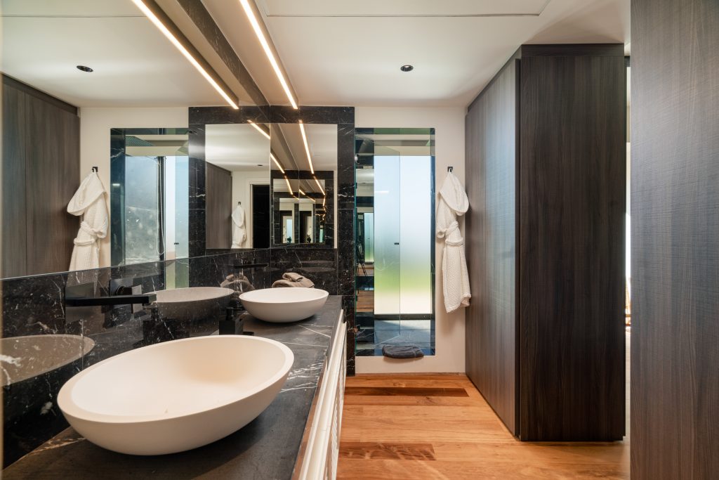 En suite bathroom at Villa Roccia Blu