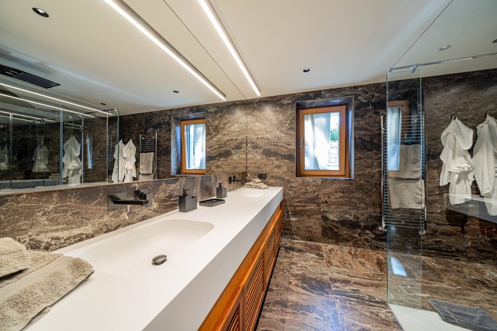 En suite bathroom at Villa Roccia Blu