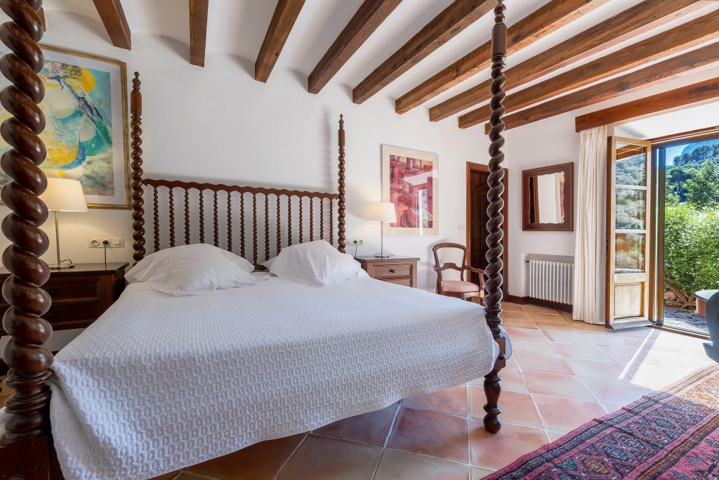 Bedroom with a king bed and beamed ceiling at Villa Solana