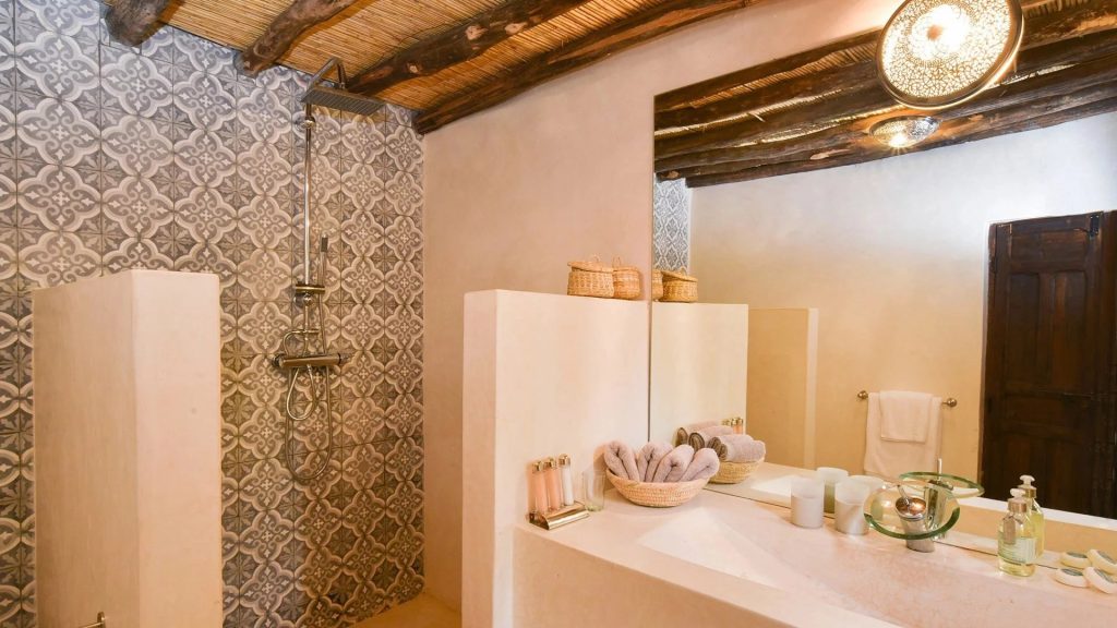 Bathroom with a patterned tiled shower at Domaine Orielle
