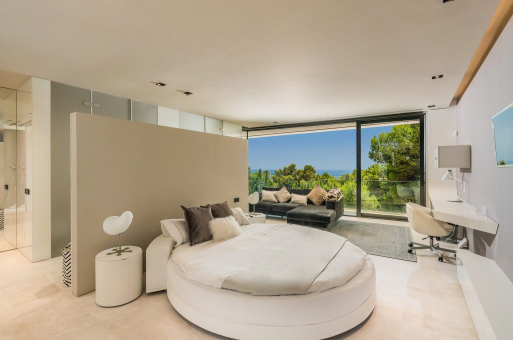 Suite with a round bed and mountain outlook at Villa Era