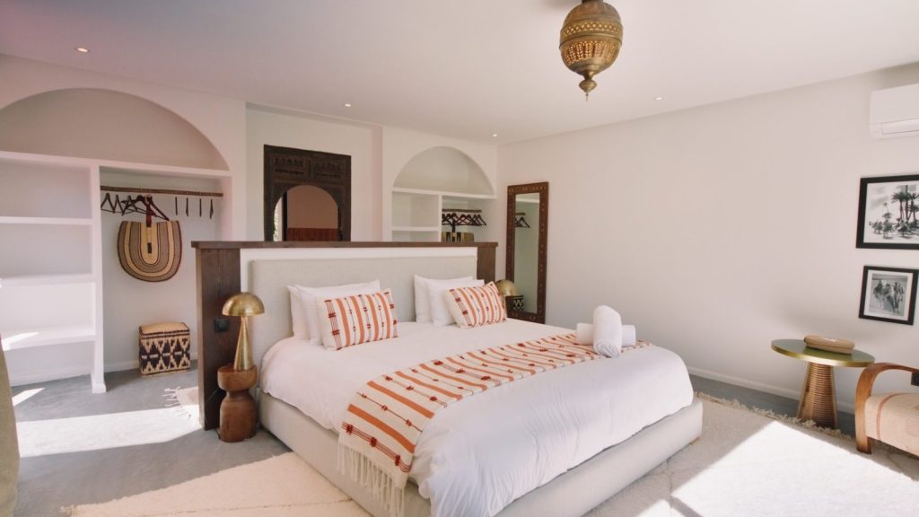 Bright bedroom with a white double bed at Villa Nara