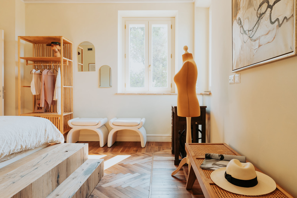 Suite with a double bed and walk-in closet at Tenuta Cassiana