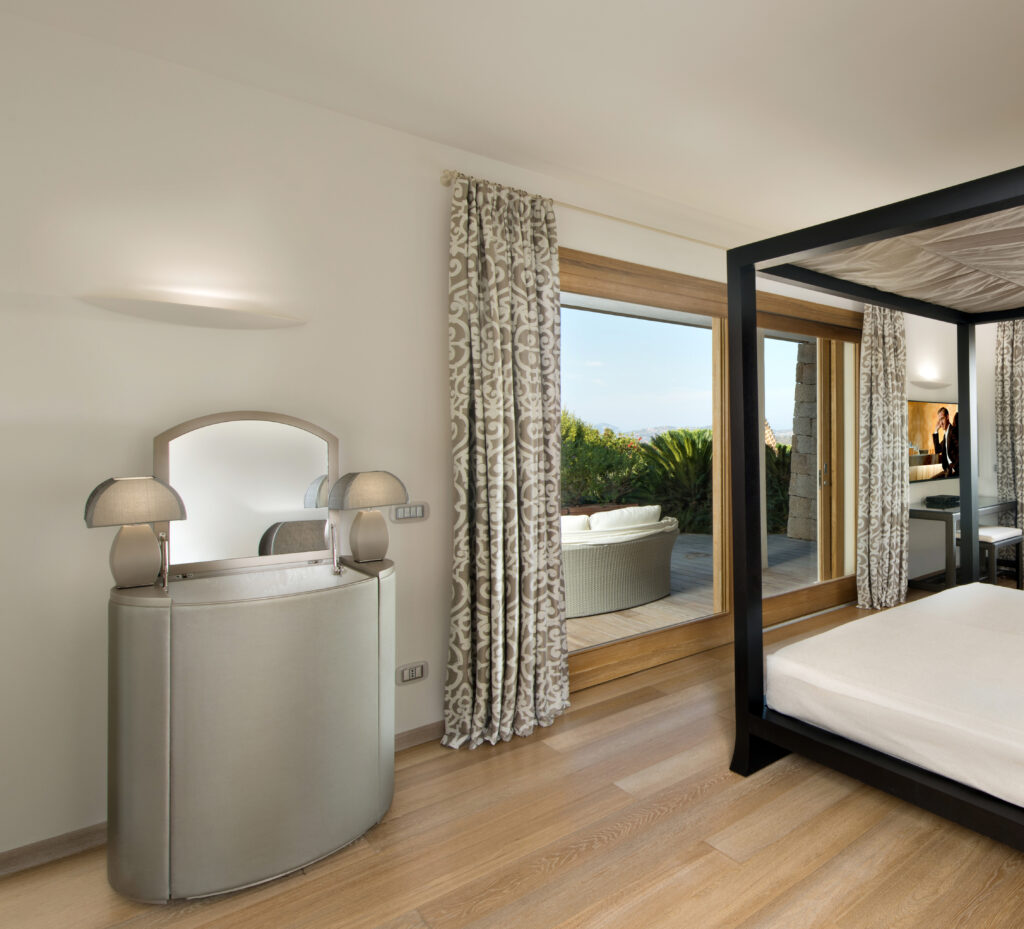 Suite with a four-poster bed and garden view at Villa H2O