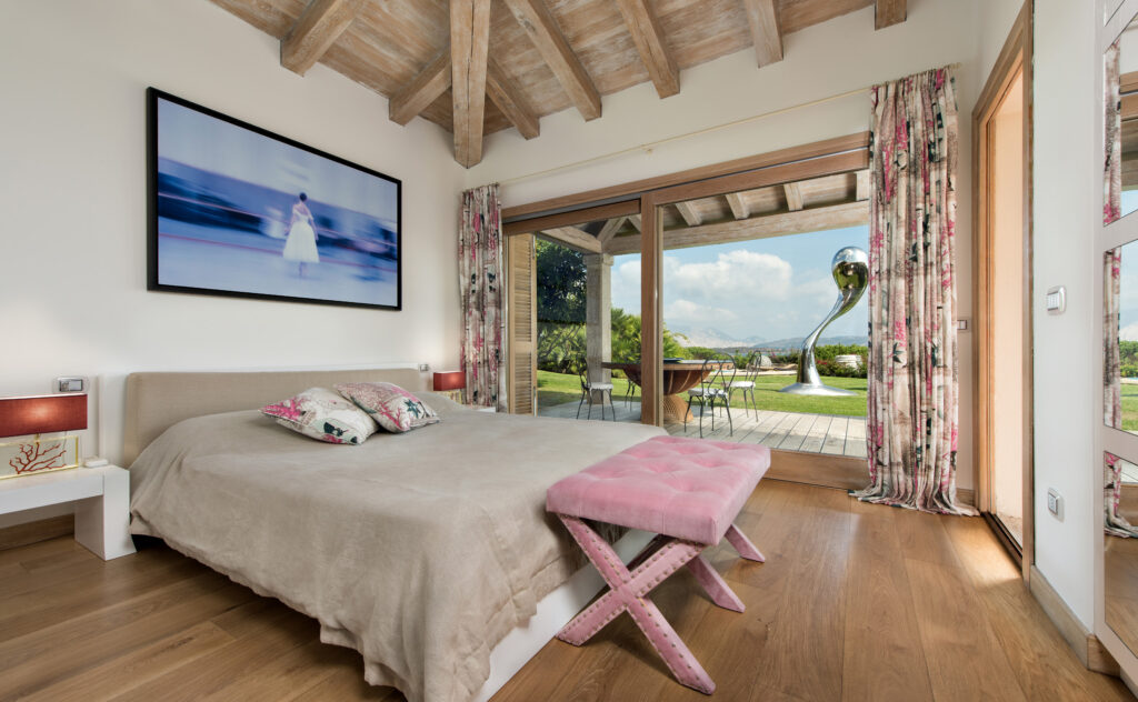 Suite with a double bed and sea light at Villa H2O