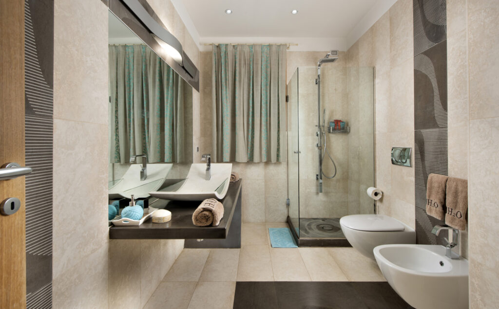 Bathroom with a shower and bidet at Villa H2O