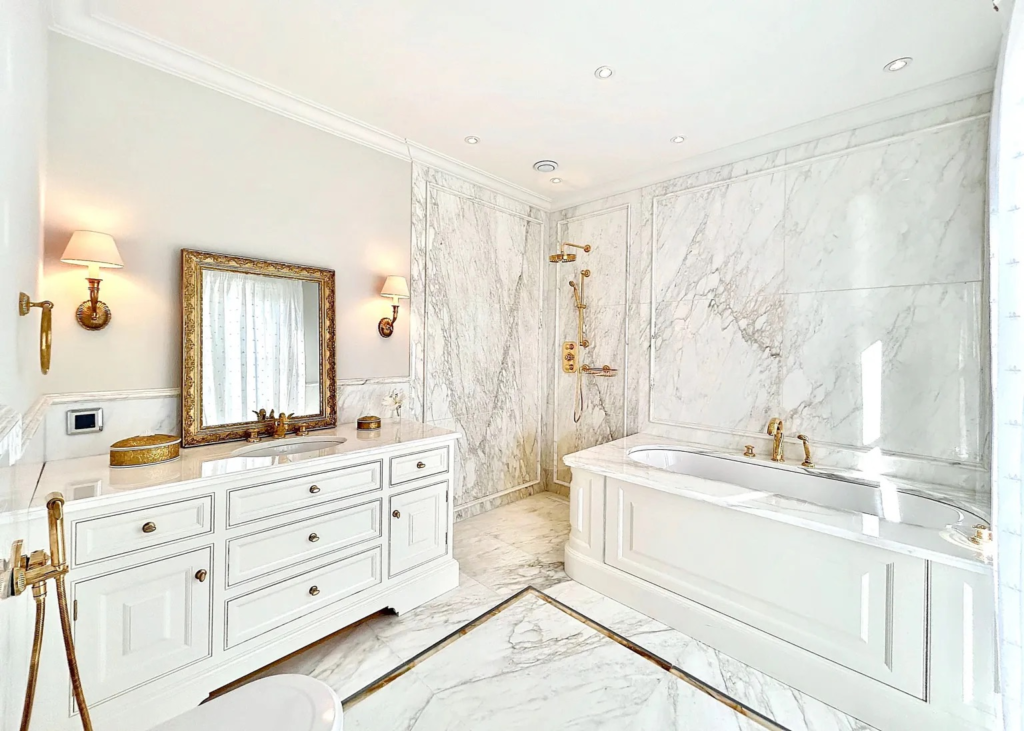 Palais Belle Epoque bathroom